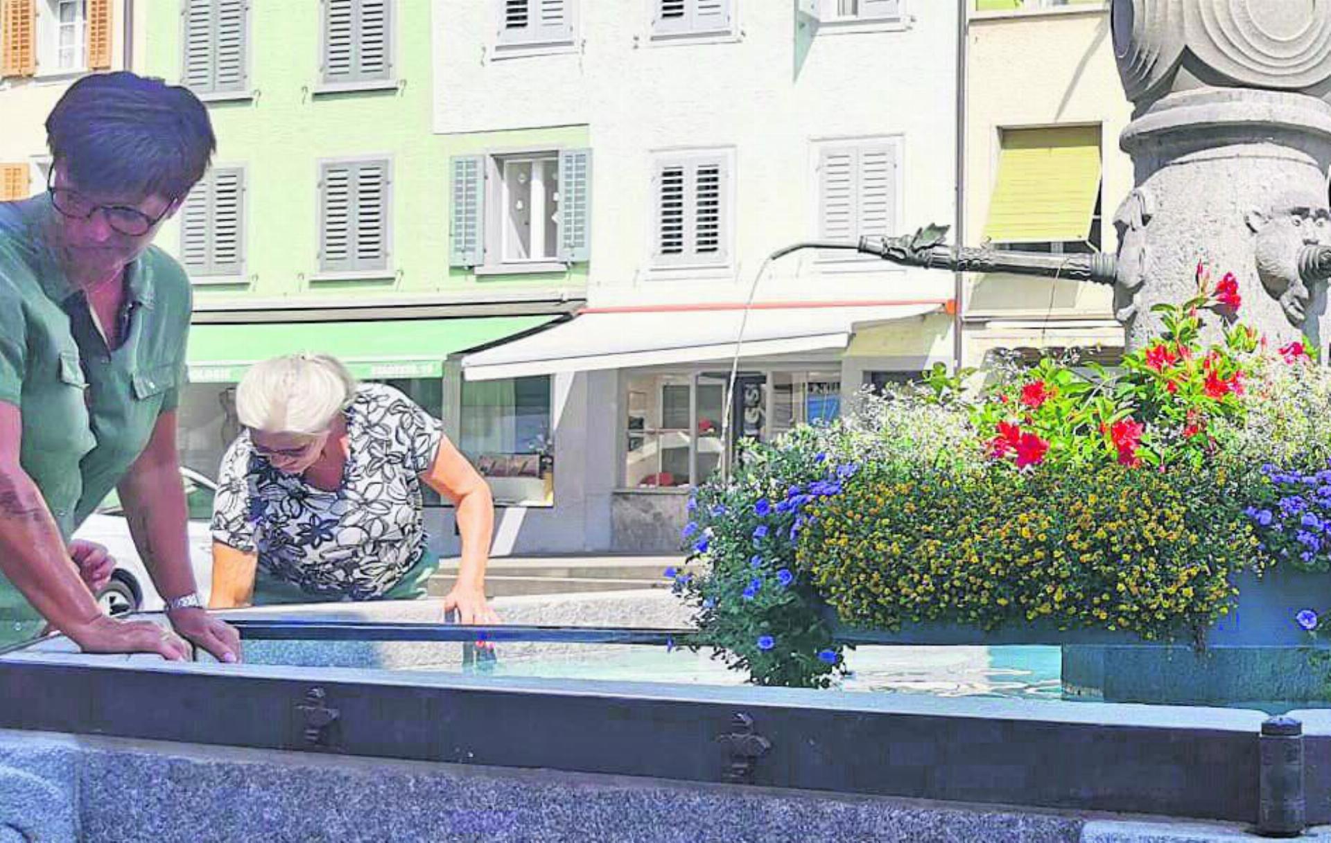 Der Rathausbrunnen in Sempach bot eine willkommene Erfrischung. Foto: zVg
