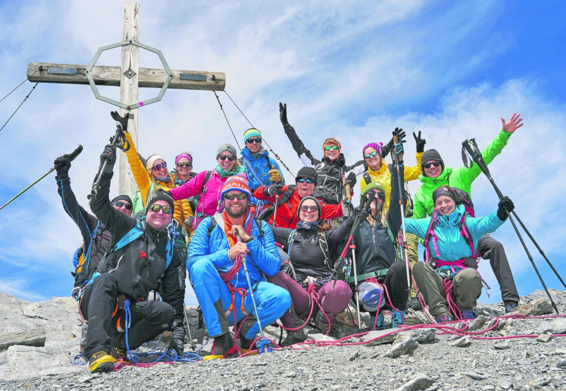 Geschafft – Gruppenfoto vor dem Gipfelkreuz auf dem Clariden. Foto: zVg