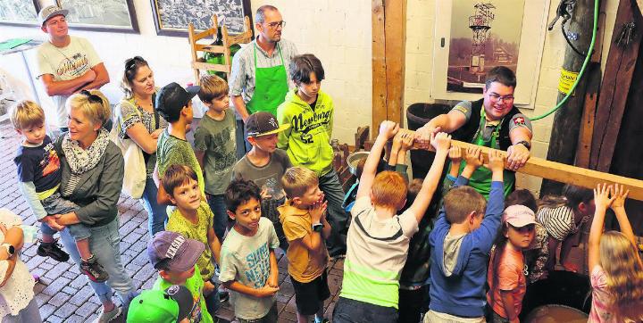 Wir freuen uns auf die Mithilfe der Kinder beim Mostpressen. Foto: zVg