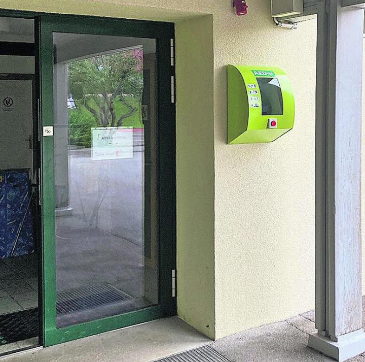 Der Defibrillator hat einen neuen Standort in Mühlau. Foto: zVg