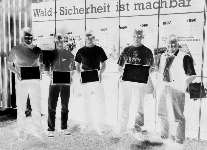 Forstwart Martin Villiger, die Lehrlinge Andi Bernauer und Thomas Ehrler sowie Förster Stefan Staubli mit ihren Diplomen, die ihnen von Heinz Hartmann von der Suva überreicht wurden (von links nach rechts). Foto: Archiv