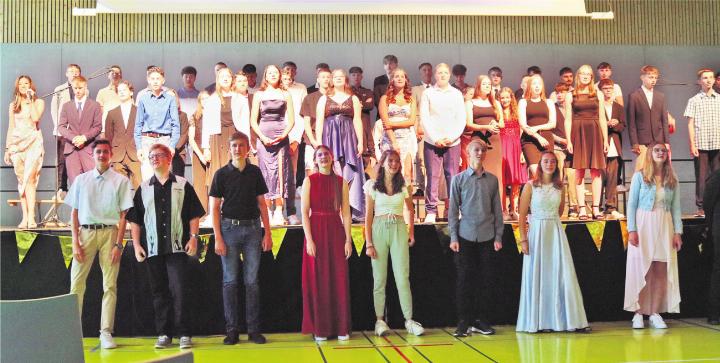 Die ersten vier Klassen der Abschlussfeier starteten mit dem Song "And we danced" in den Abend. Fotos: ci