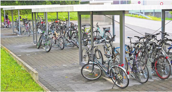Oft werden Fahrräder und Kickboards gestohlen. Empfohlen wird eine Diebstahlsicherung und eine Beschriftung. Foto: ci