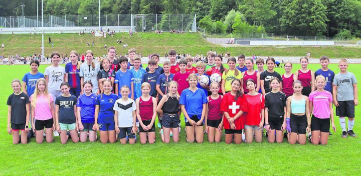 Lange fieberten sie diesem Moment entgegen. Die beiden 6. Klassen spielten zum Abschluss gemeinsam gegen das Lehrerteam.