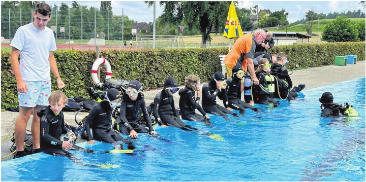 Das Schnuppertauchen in der Badi erfreute sich grosser Beliebtheit. Foto: eh