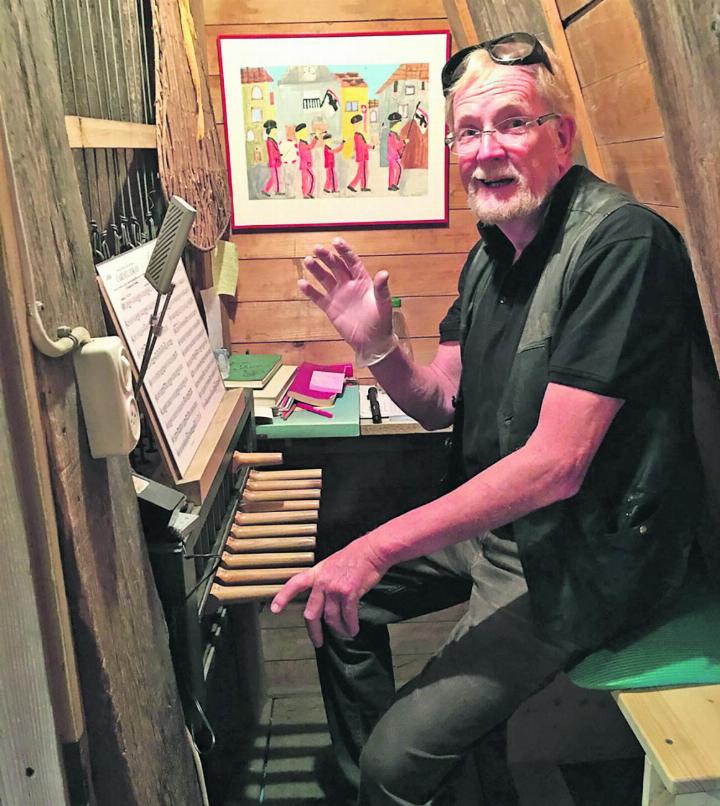 Hubert Schäpper spielt seit beinahe 50 Jahren das Carillon im Obertorturm von Aarau. Foto: zVg