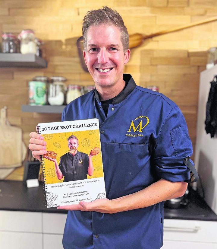 Marcel Paa mit seiner Abschlussarbeit zum Brotsommelier. Foto: rah