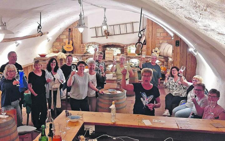 Im Gewölbekeller versammelten sich die Frauen zum Apéro. Foto: zVg