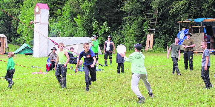 Jungwacht Sins im Lager in Hausen am Albis: Nach der Gewitternacht ging das Lagerleben wie geplant weiter. Foto: zVg